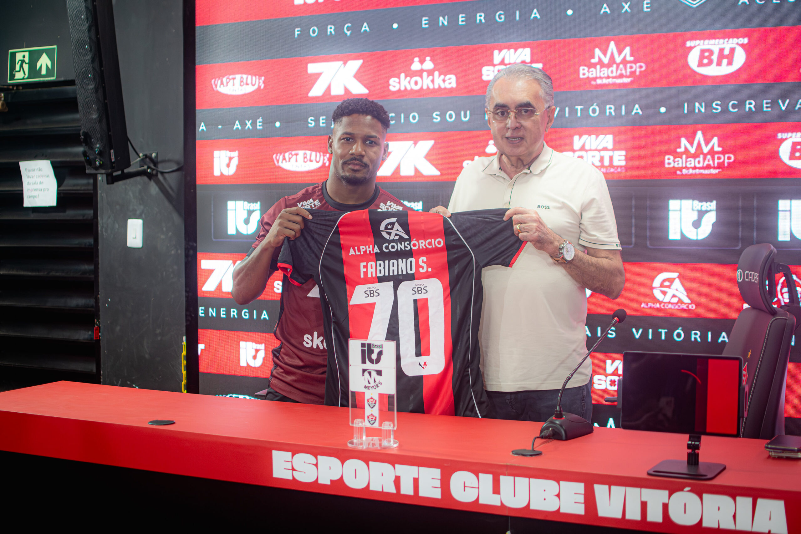 Elogiado por Papellin, Fabiano Souza chega ao Vitória e se descreve como um “jogador de muita raça”