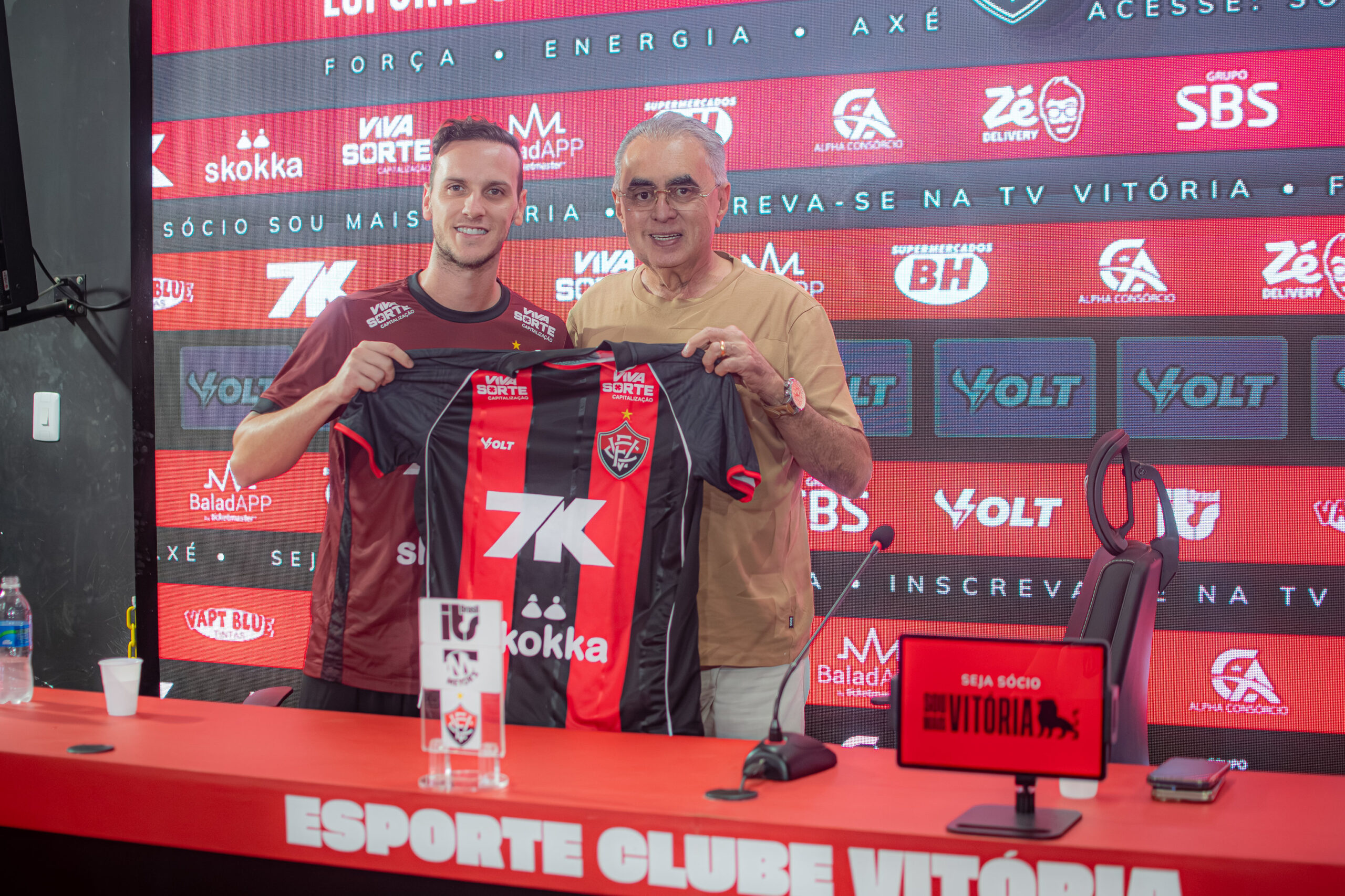 Apresentado no Vitória, Pochettino comenta saída do Fortaleza: "Não me sentia útil ao time" 2 Pochettino ao lado de Sérgio Papellin - Foto: Victor Ferreira/EC Vitória