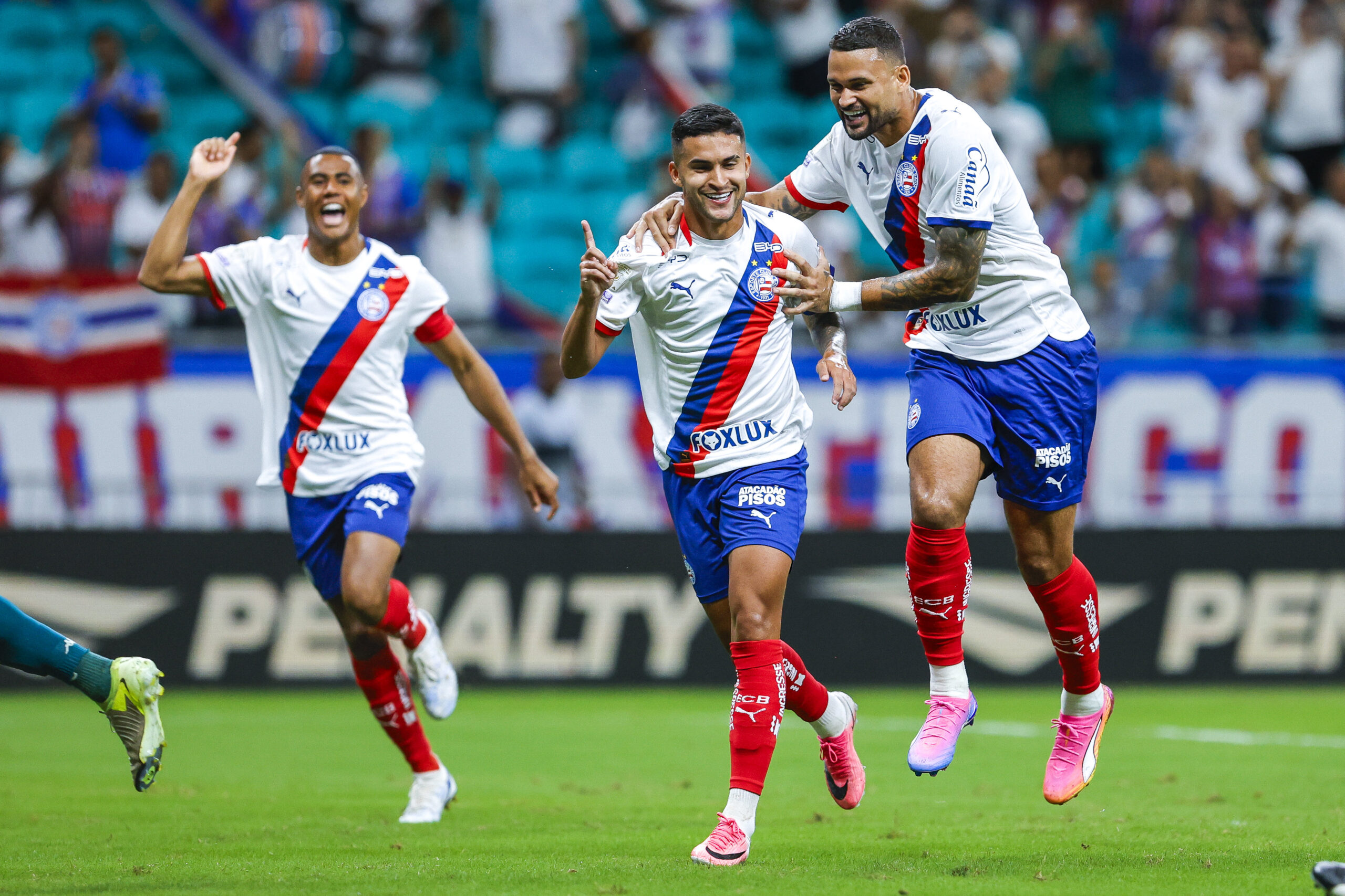 Bahia faz dois ainda no primeiro tempo e vence Chapecoense em partida atrasada da Série A
