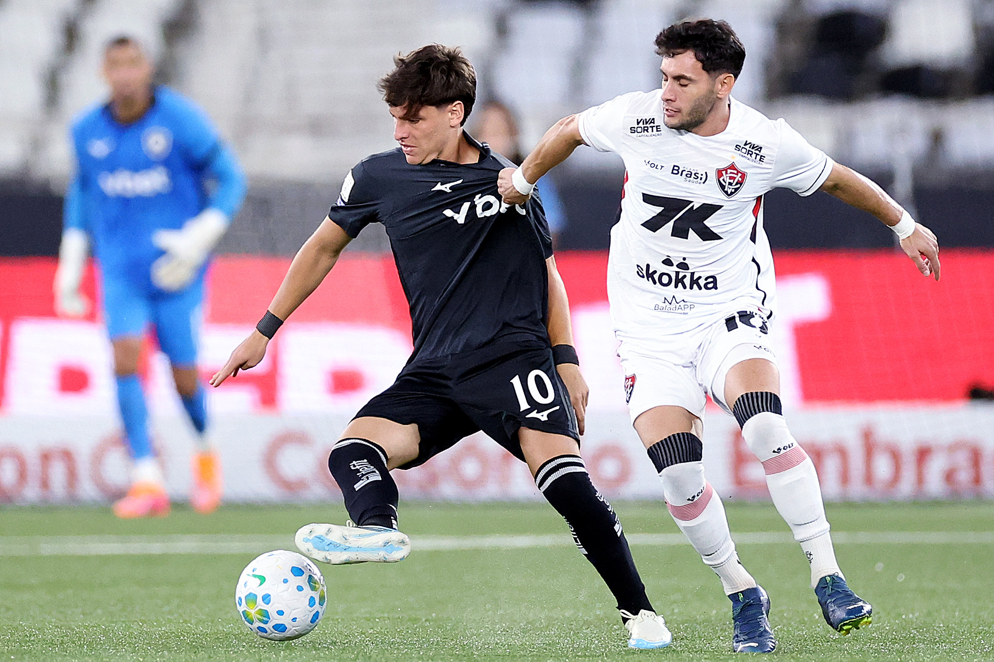 Com excelente atuação de Lucas Arcanjo, Vitória segura empate contra o Botafogo no Nilton Santos 2 Martínez tenta desarme - Foto: Vitor Silva/Botafogo
