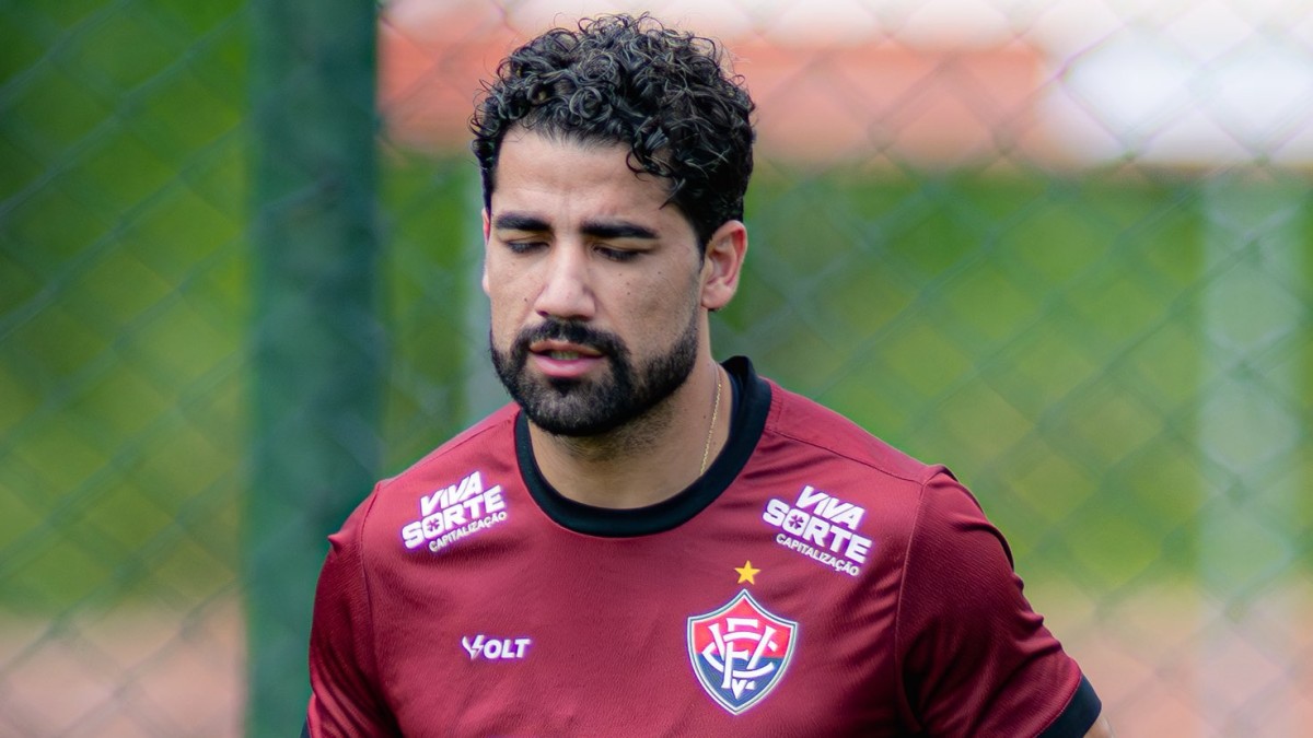 Vitória anuncia Brítez, que já está regularizado junto a Pochettino e Walace