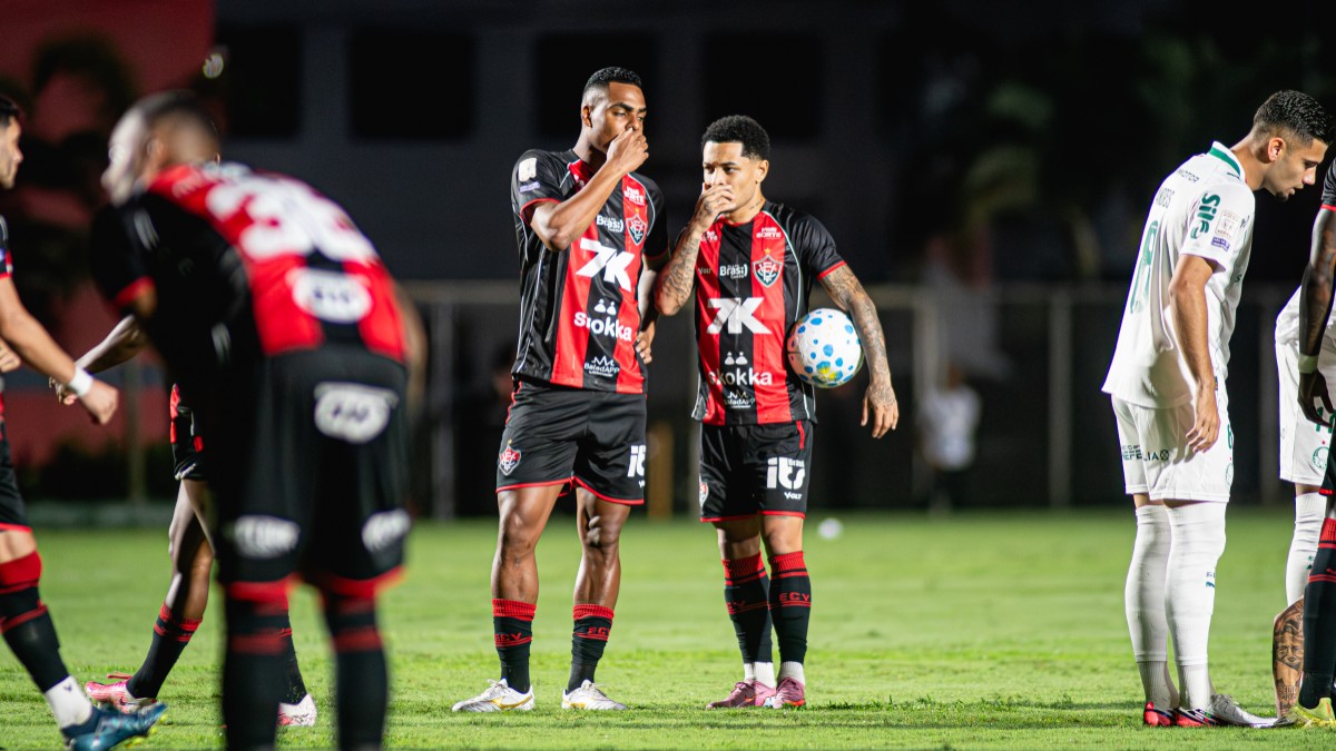 Com arbitragem protagonista do jogo, Vitória perde para o Palmeiras no Barradão pela Série A 2 Vitória é goleado pelo Palmeiras em jogo de muitos erros de arbitragem