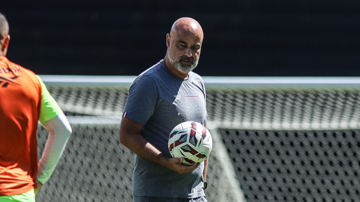 Santa Cruz terá retorno de Edson Miranda contra o Figueirense e acirra disputa na zaga 3 Cristian de Souza, técnico do Santa Cruz