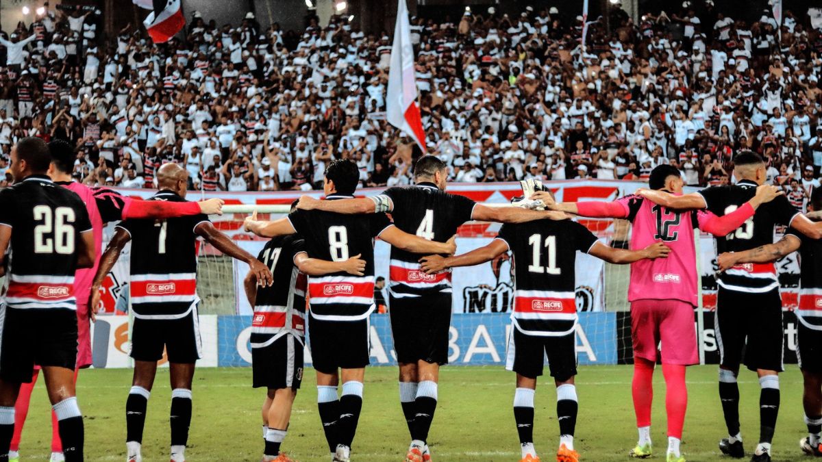 Executivo do Santa Cruz freia contratações, elogia plantel e diz que prioridade é quitar salários 1 Elenco do Santa Cruz na Série C do Brasileirão 2026