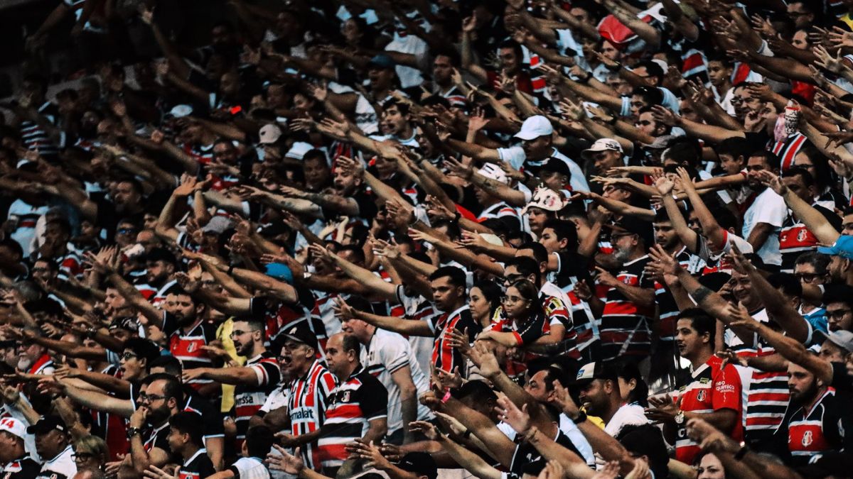 Torcida do Santa Cruz em partida da Série C 2026 na Arena de Pernambuco