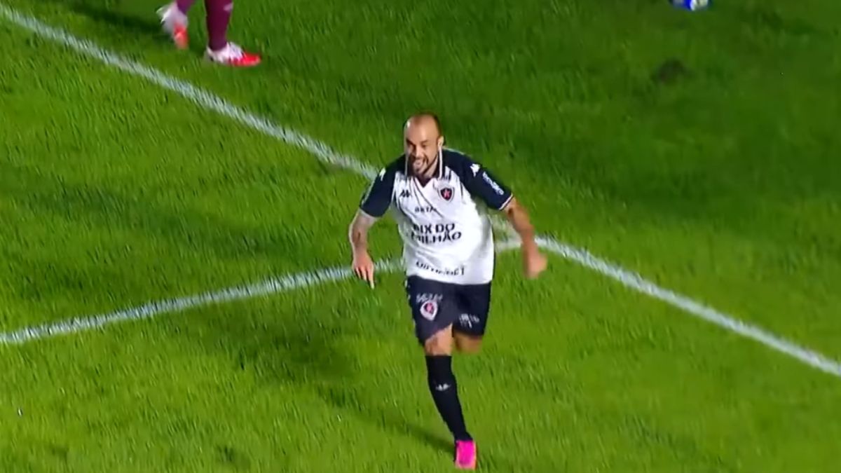 Rodolfo comemora gol do Botafogo-PB contra o Caxias pela Série C