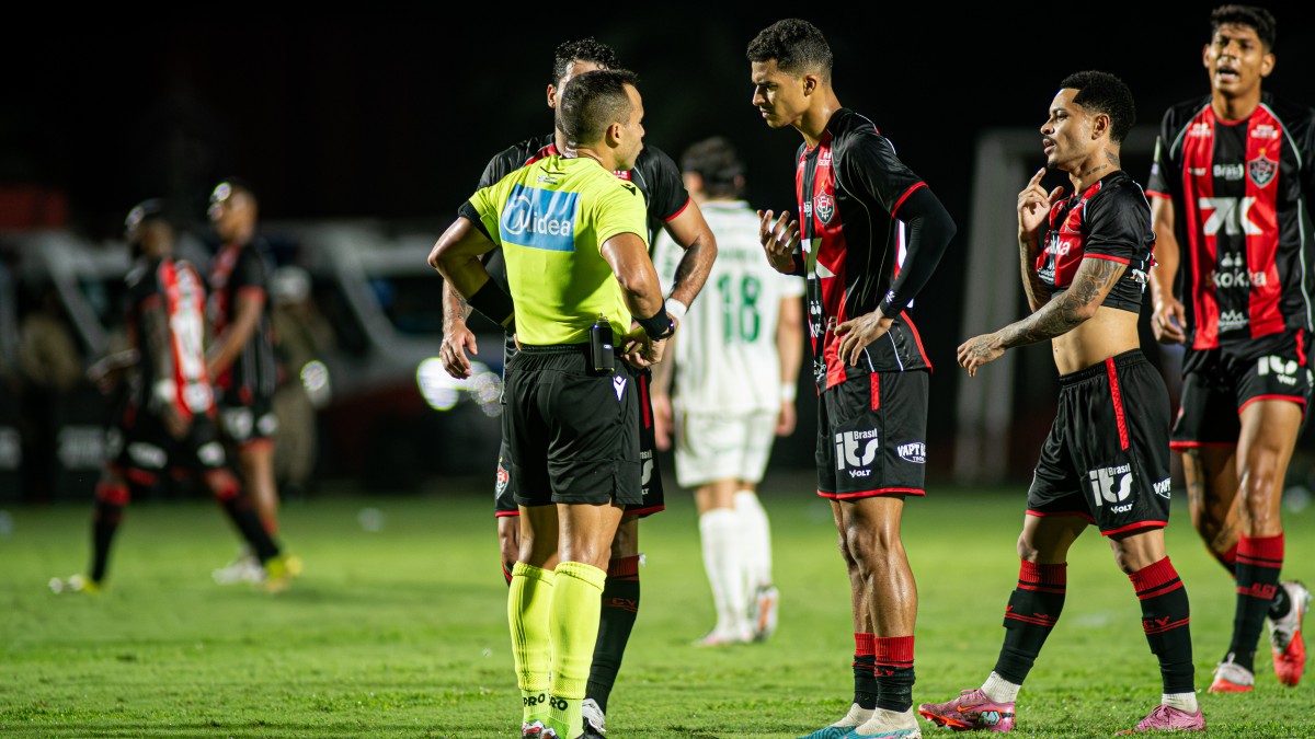 Vitória é goleado pelo Palmeiras em jogo de muitos erros de arbitragem