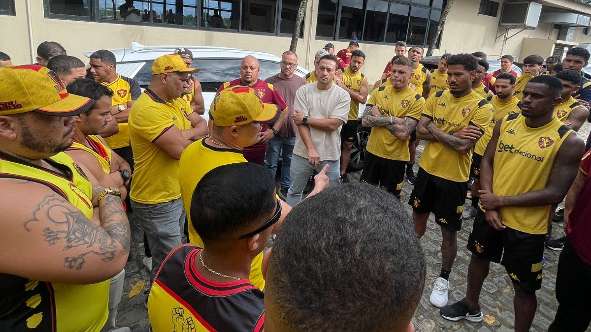 Membros de organizada do Sport cobram elenco e executivo Ítalo Rodrigues em reunião