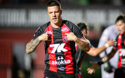 Artilheiro do Vitória no ano, Renato Kayzer celebra gol contra o Vasco e agradece presença da torcida no Barradão