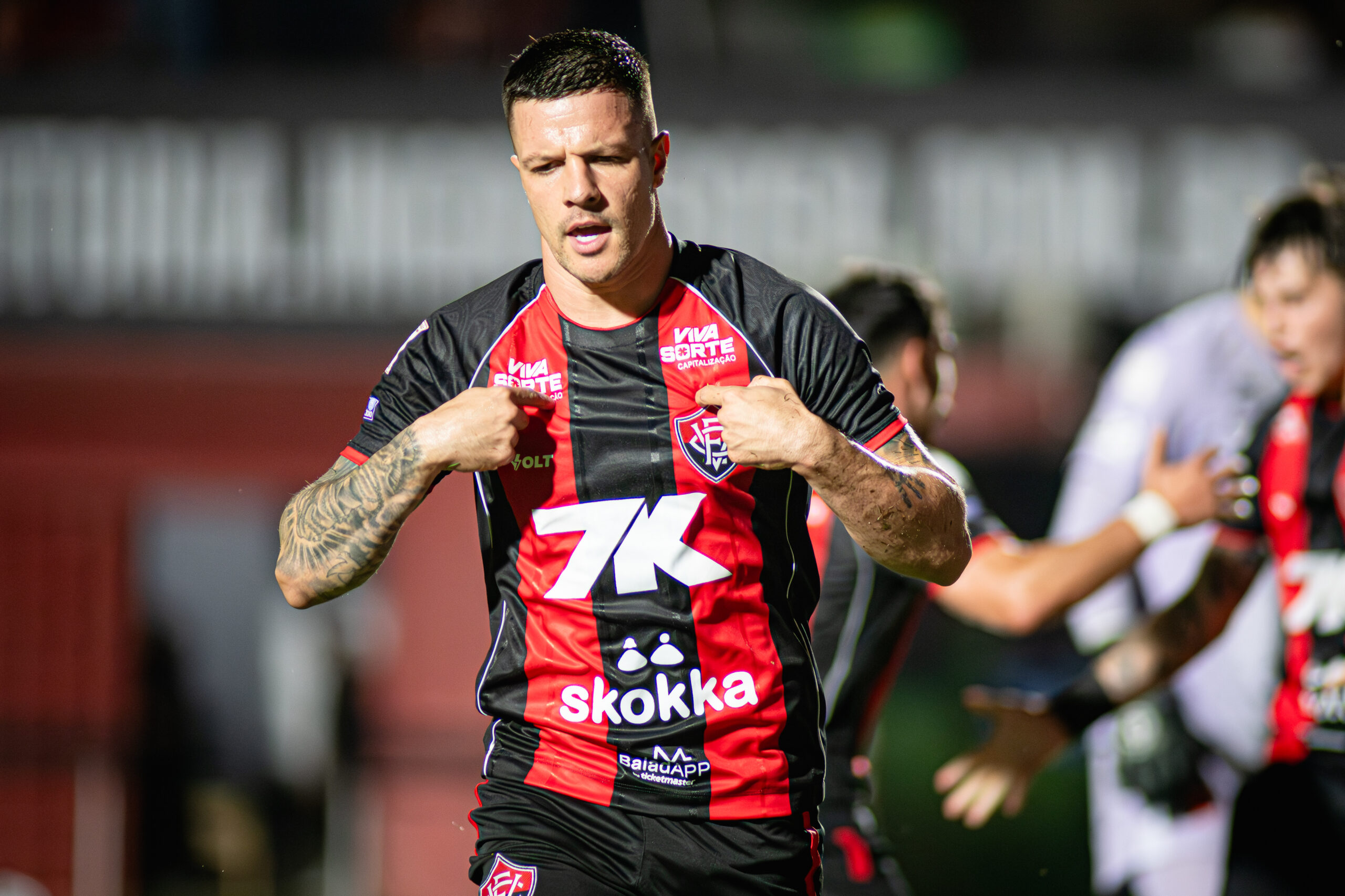 Artilheiro do Vitória no ano, Renato Kayzer celebra gol contra o Vasco e agradece presença da torcida no Barradão