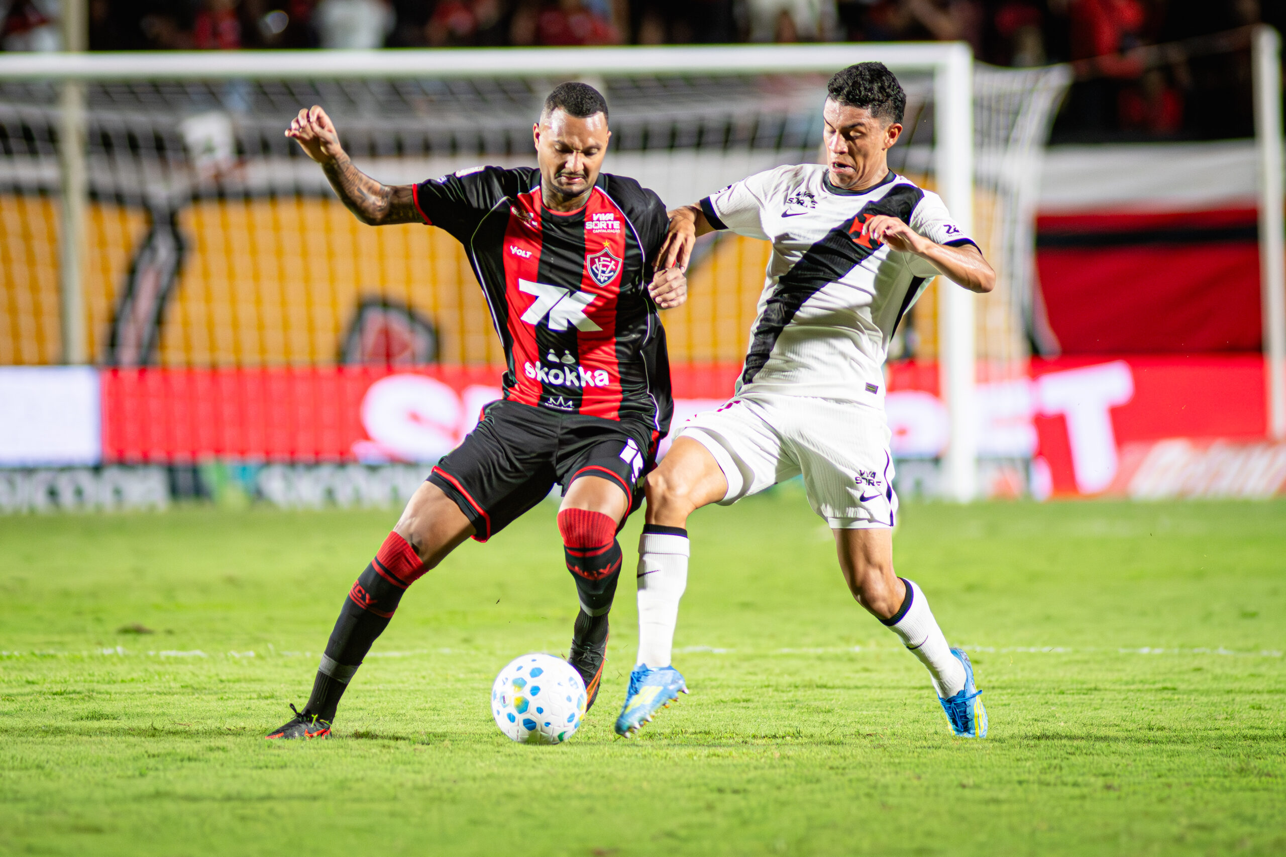 No retorno da Série A, Vitória vence Vasco da Gama e chega a sete triunfos consecutivos no Barradão 2 Luan Cândido disputa bola - Foto: Victor Ferreira/EC Vitória