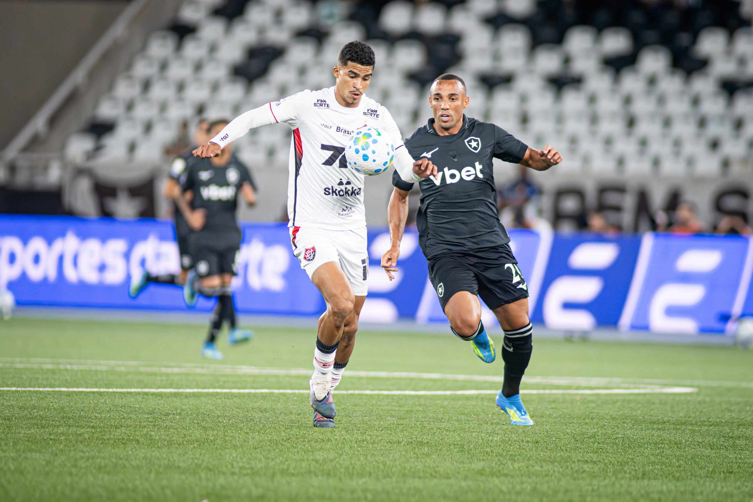Com excelente atuação de Lucas Arcanjo, Vitória segura empate contra o Botafogo no Nilton Santos 1 Renê carrega a bola - Foto: Victor Ferreira/EC Vitória