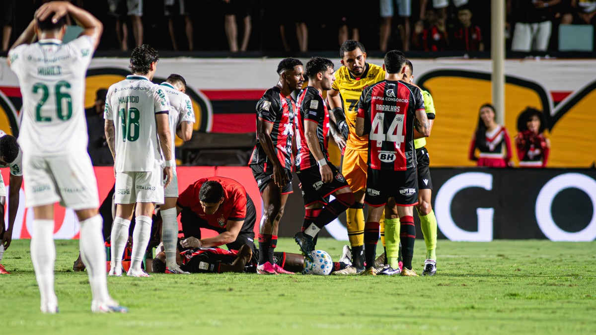 Vitória é goleado pelo Palmeiras em jogo de muitos erros de arbitragem