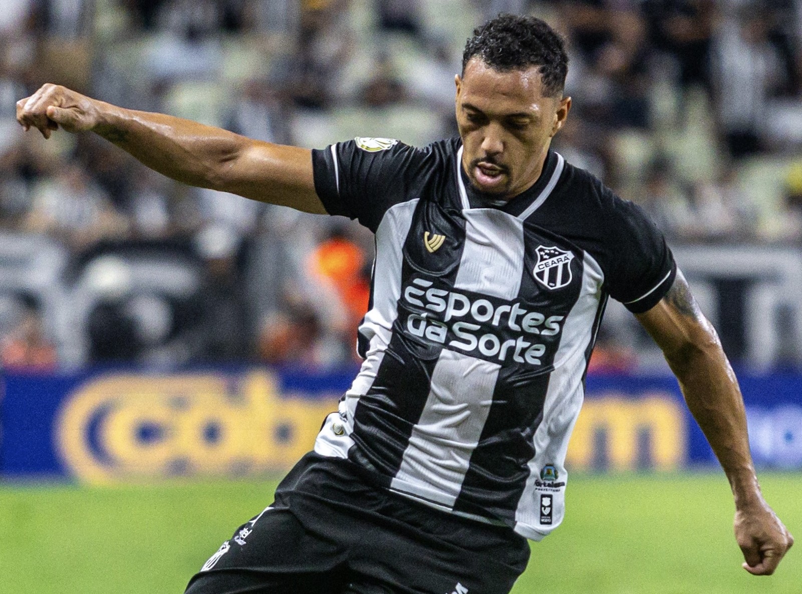 Ceará anuncia rescisão de contrato com o lateral-direito Alex Silva
