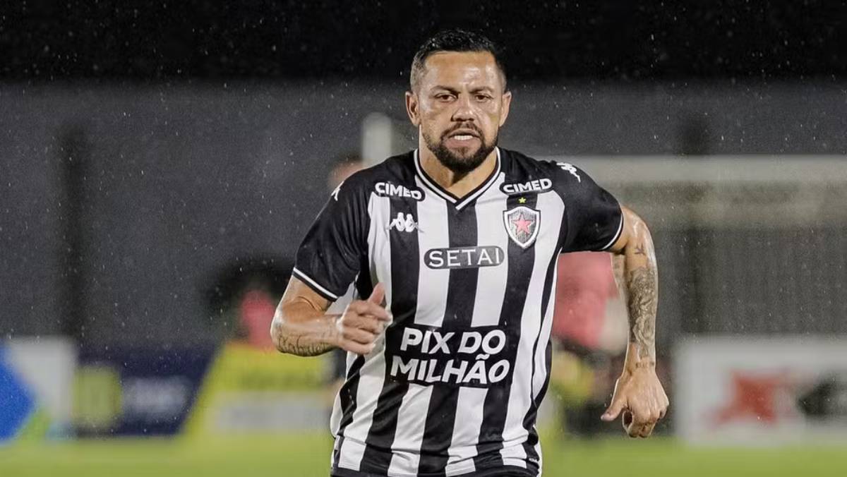 Felipe Azevedo rescinde com o Botafogo-PB por motivos pessoais