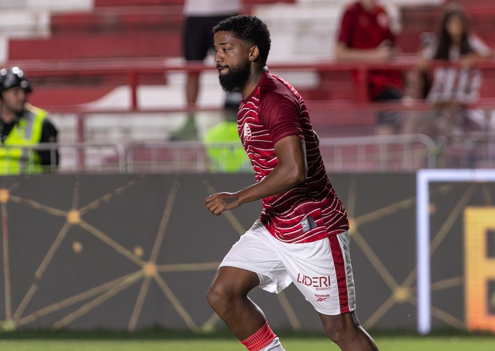 Luiz Paulo em aquecimento contra o Goiás - Foto: Rafael Vieira/Náutico