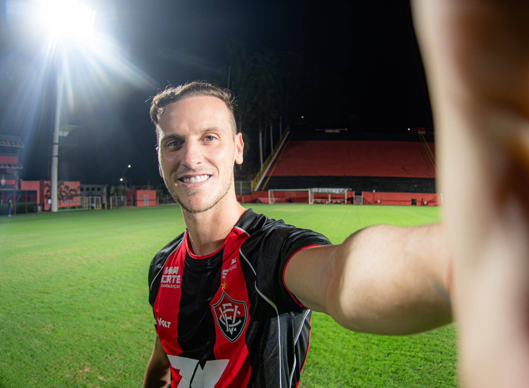 Vitória anuncia a contratação por empréstimo de Tomás Pochettino 1 Tomás Pochettino com a camisa do Vitória - Foto: Divulgação/EC Vitória