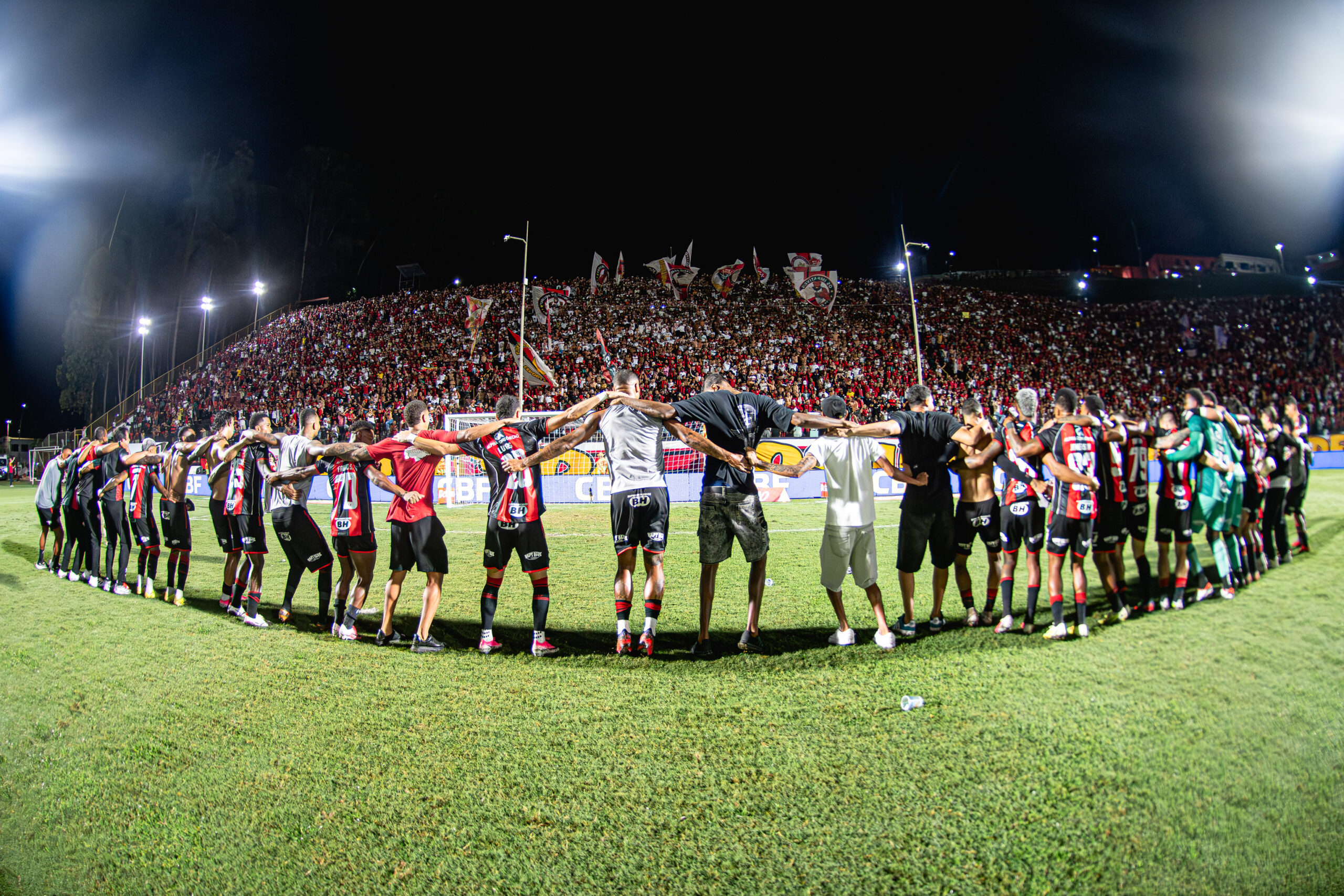 Copa do Brasil: Vitória fatura R$ 9 milhões em premiações e chega a valor recorde em sua história na competição 1 Jogadores do Vitória comemoram com a torcida - Foto: Victor Ferreira/EC Vitória
