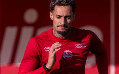 Hélio dos Anjos fala sobre mudança de posição de Derek no ataque do Náutico: “Para mim, ele está começando a reagir”