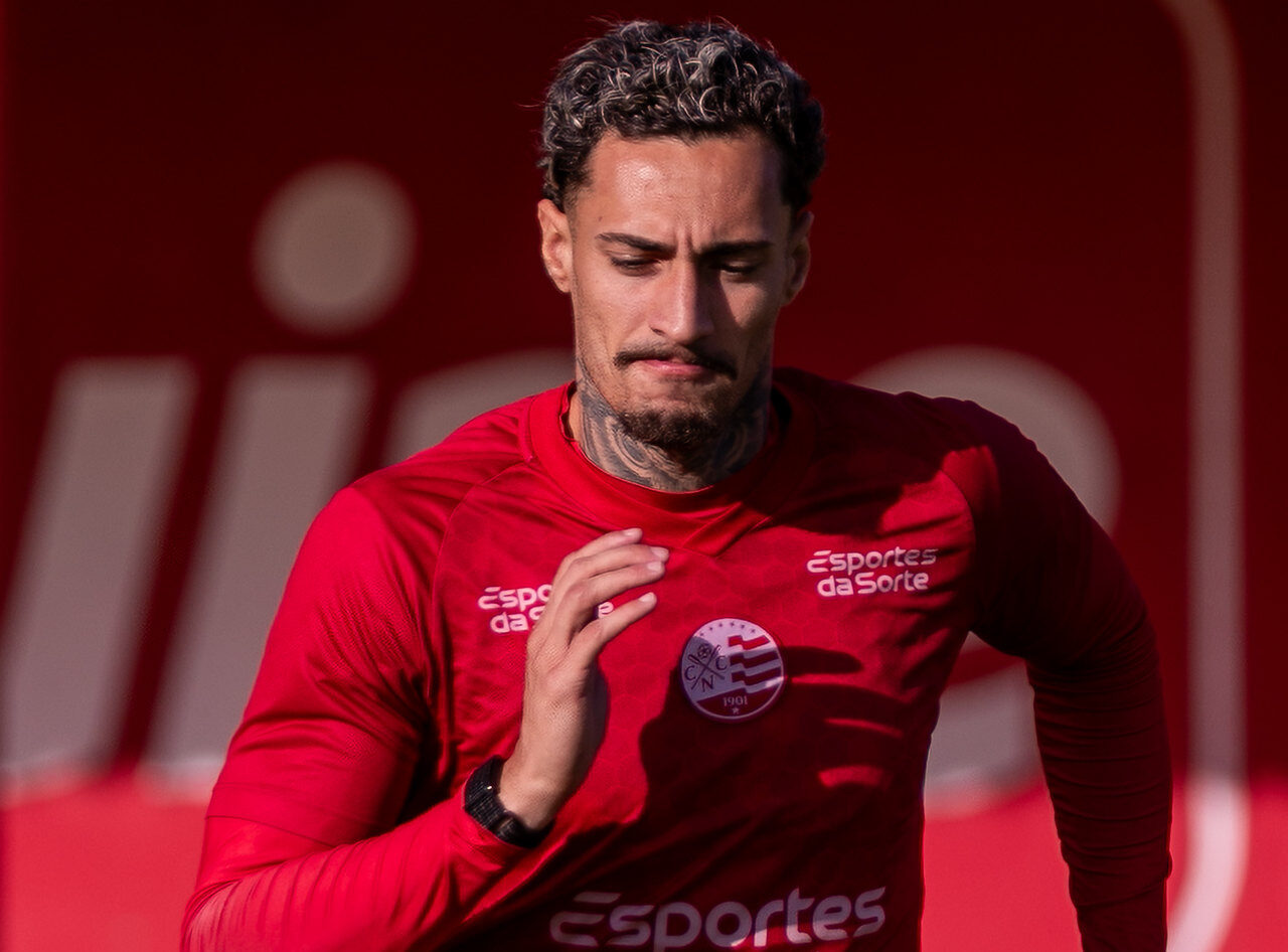 Hélio dos Anjos fala sobre mudança de posição de Derek no ataque do Náutico: “Para mim, ele está começando a reagir”