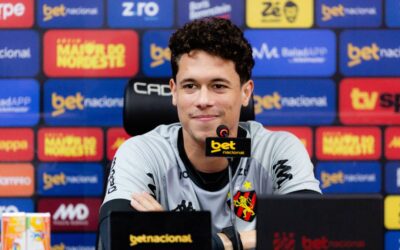 Brenno é apresentado pelo Sport, veste a camisa 1 e destaca objetivo de levar o clube à Série A