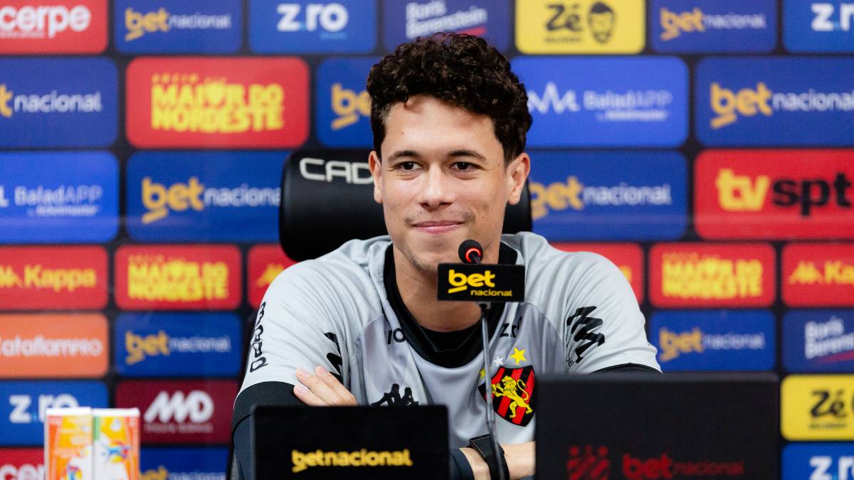 Brenno é apresentado pelo Sport, veste a camisa 1 e destaca objetivo de levar o clube à Série A