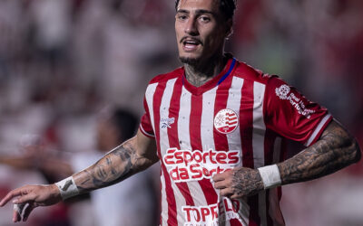 Técnico do Náutico elogia atuação de Derek e vê potencial do atacante na ponta direita: “Tem jogador que morro abraçado”
