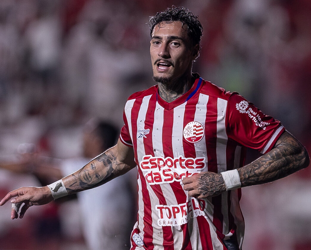 Técnico do Náutico elogia atuação de Derek e vê potencial do atacante na ponta direita: "Tem jogador que morro abraçado" 1 Derek - Atacante - Náutico