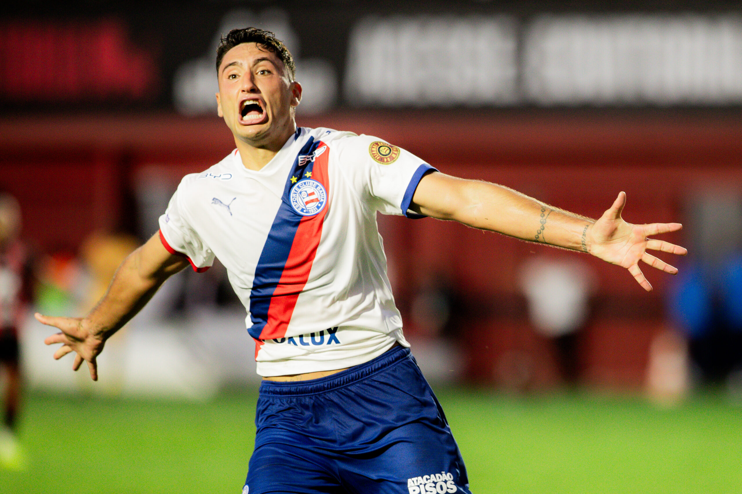 Com gols de Alejo Veliz e Jean Lucas, Bahia triunfa no Barradão e volta a vencer na Série A 1 Alejo Veliz comemora gol no Barradão - Foto: Letícia Martins/EC Bahia