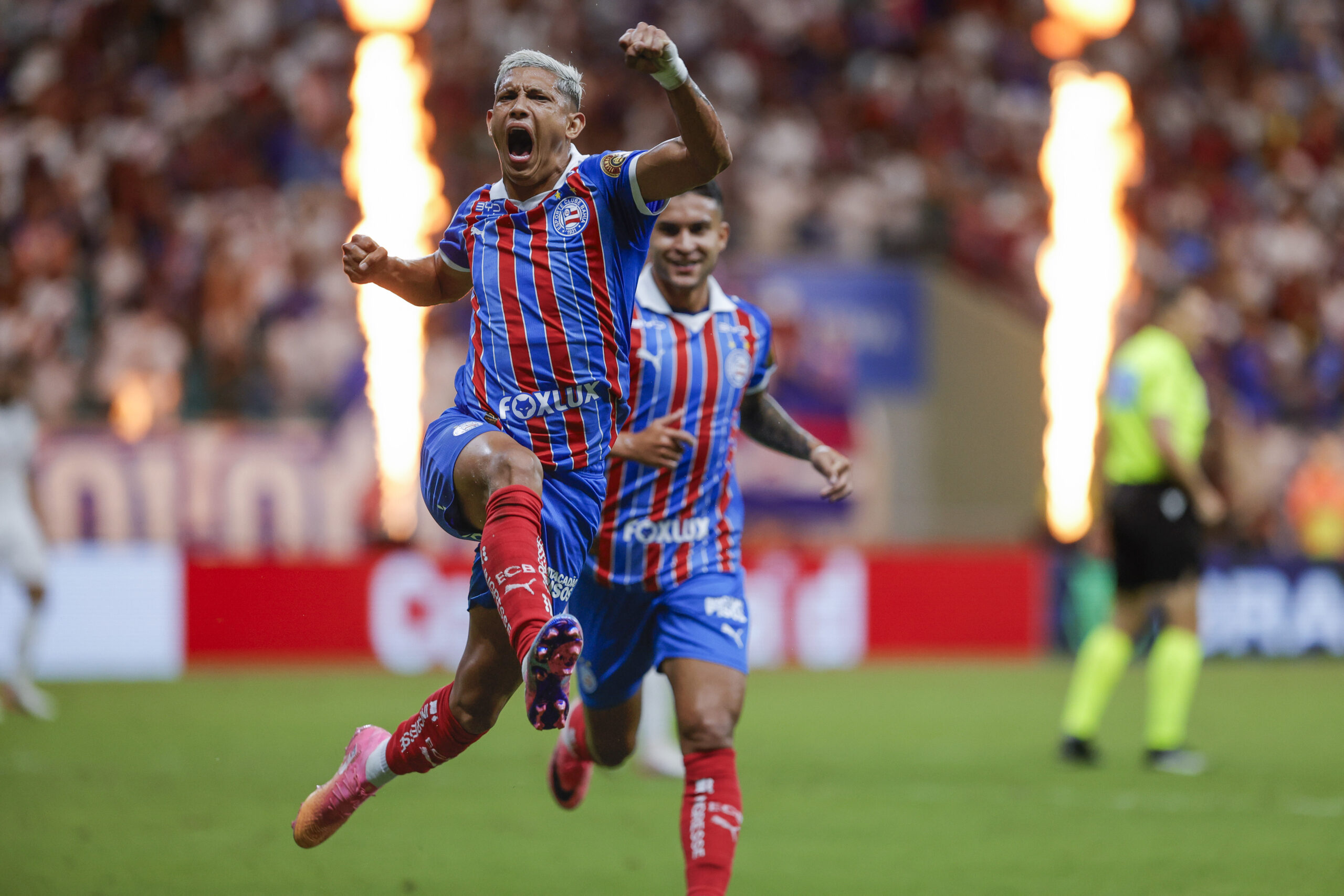 Erick Pulga encerra seca sem gols, marca dois e Bahia vence o Internacional na Arena Fonte Nova