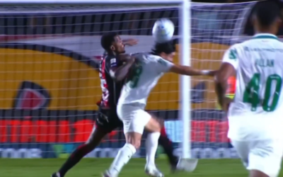 Maurício, meia do Palmeiras, é denunciado pelo STJD por cotovelada em Cacá, do Vitória