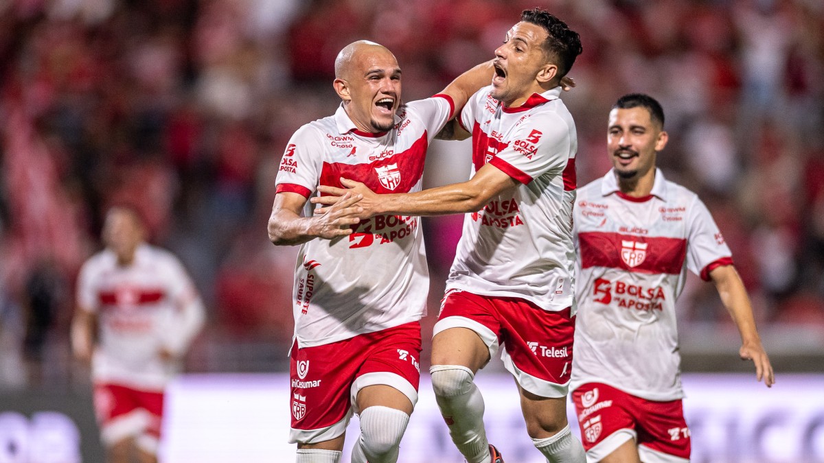 Chrystopher, volante, e Dadá Belmonte, atacante, comemorando gol do CRB
