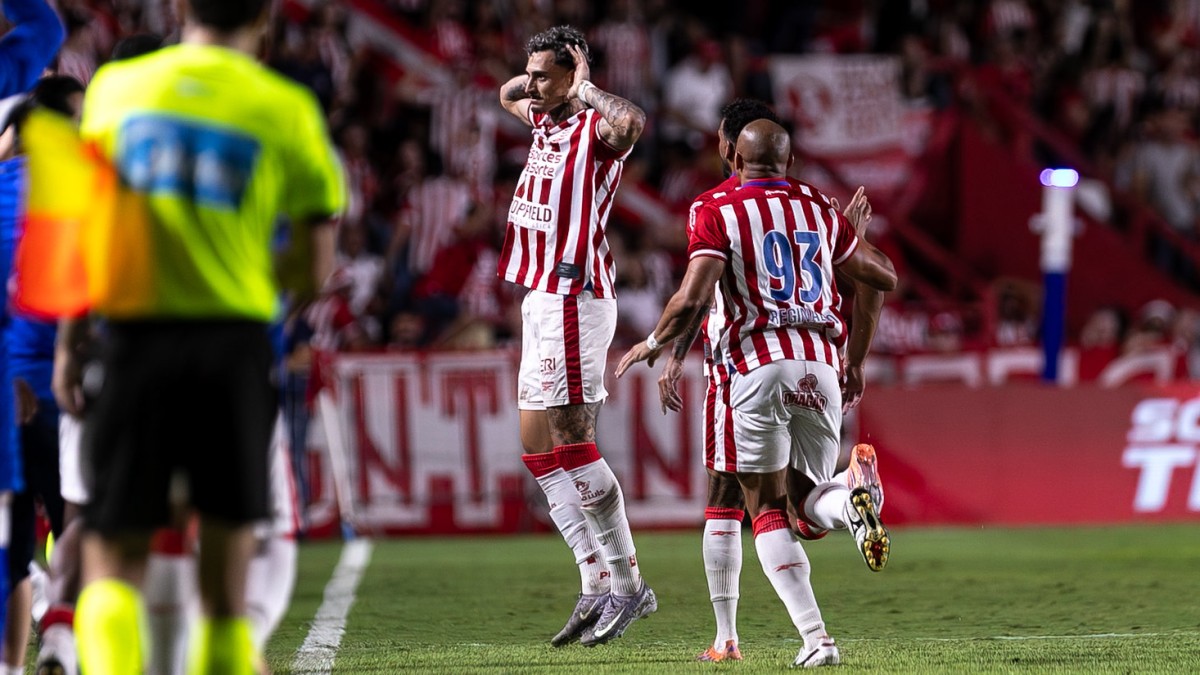 De virada, Náutico bate o Athletic-MG, chega ao 7º jogo sem perder na Série B e se afasta do Z-4 2 Derek, atacante do Náutico