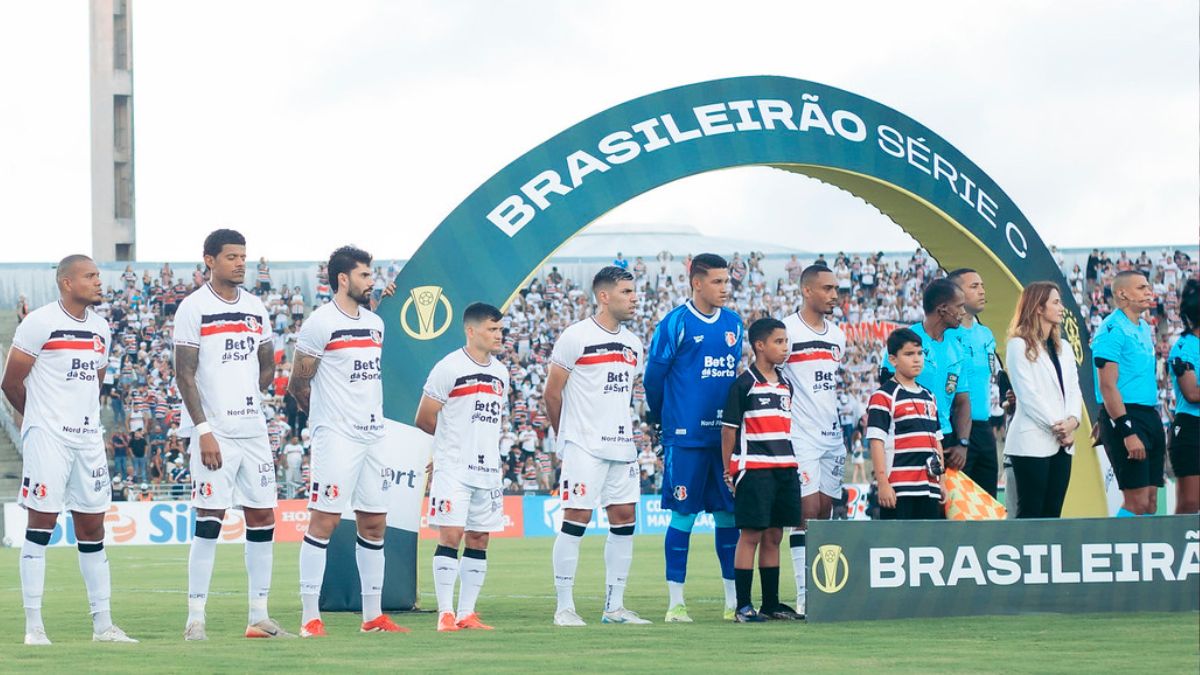 Técnico do Santa Cruz explica escolha por Rokenedy e defende goleiro de gols sofridos contra o Botafogo-PB 1 Goleiro Rokenedy, do Santa Cruz, em partida contra o Botafogo-PB pela Série C 2026