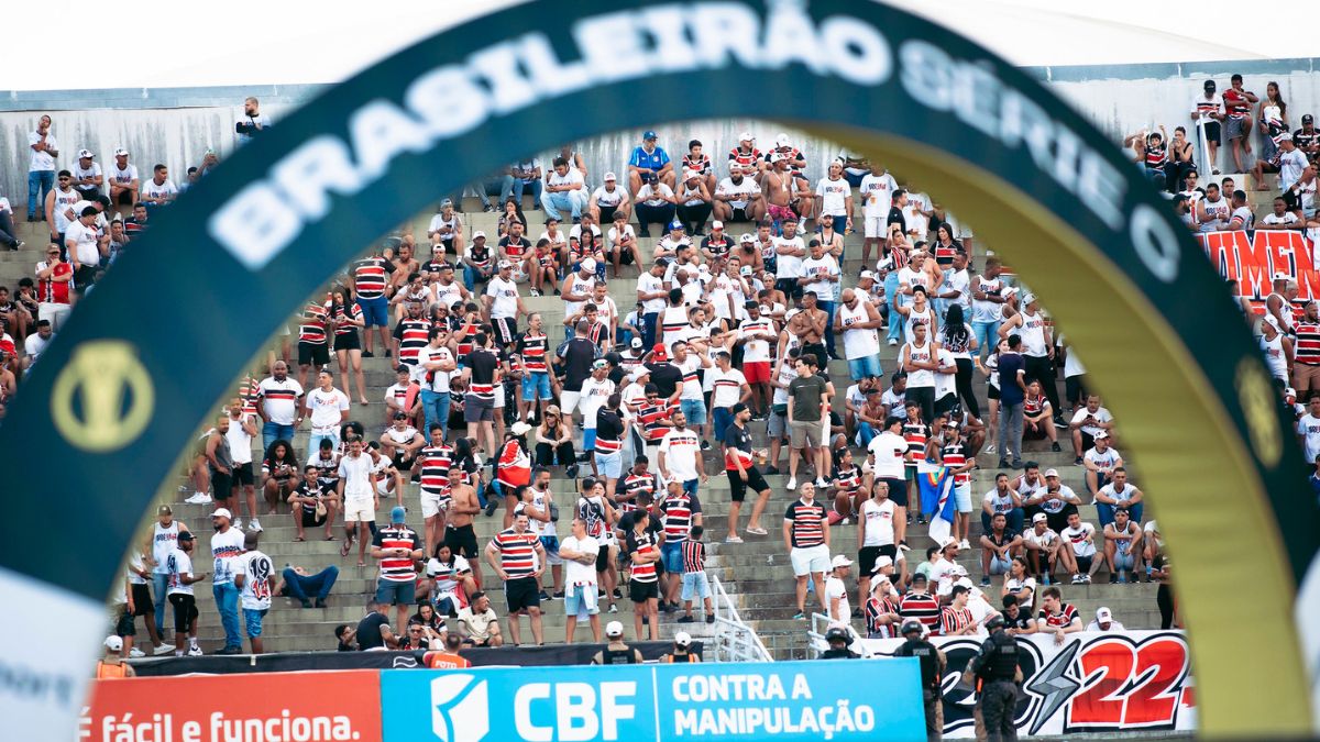 Torcida do Santa Cruz no Estádio Almeidão em partida contra o Botafogo-PB