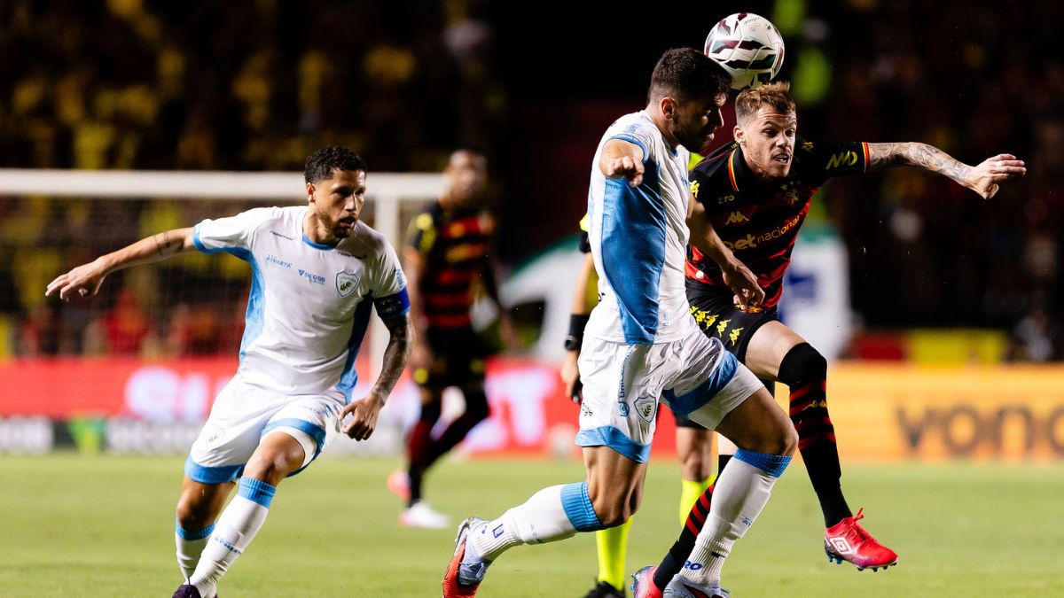 Com dois gols de Diego Hernández, Sport vence o Londrina na Ilha e dorme no G-6 da Série B 3 Sport x Londrina, pela Série B, na Ilha do Retiro - Na foto Barletta