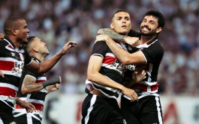 Autor de golaço de falta, Matheus Vinícius vira vice-artilheiro do Santa Cruz em 2026