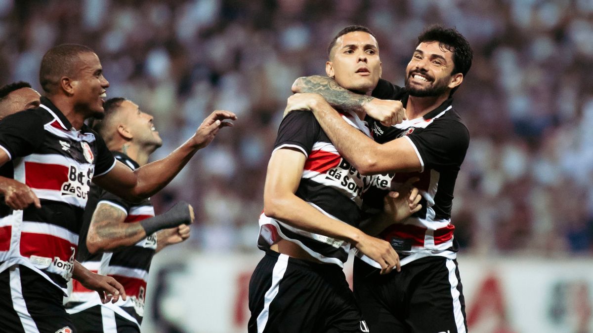 Matheus Vinícius comemora gol do Santa Cruz contra o Caxias pela Série C