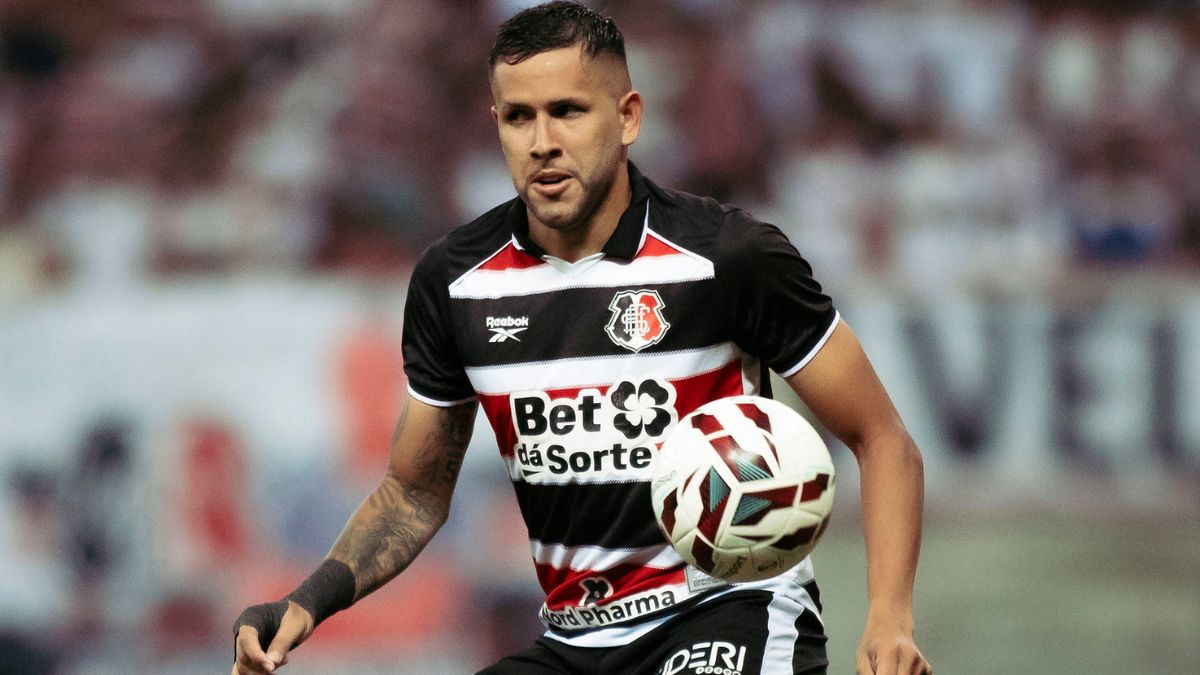 Santa Cruz perde Pedro Favela, suspenso, para última rodada da 1ª fase da Série C 1 Partida entre Santa Cruz x Caxias, válida pela 18 rodada do Campeonato Brasileiro Serie C, realizada na Arena Pernambuco - Na foto, Pedro Favela