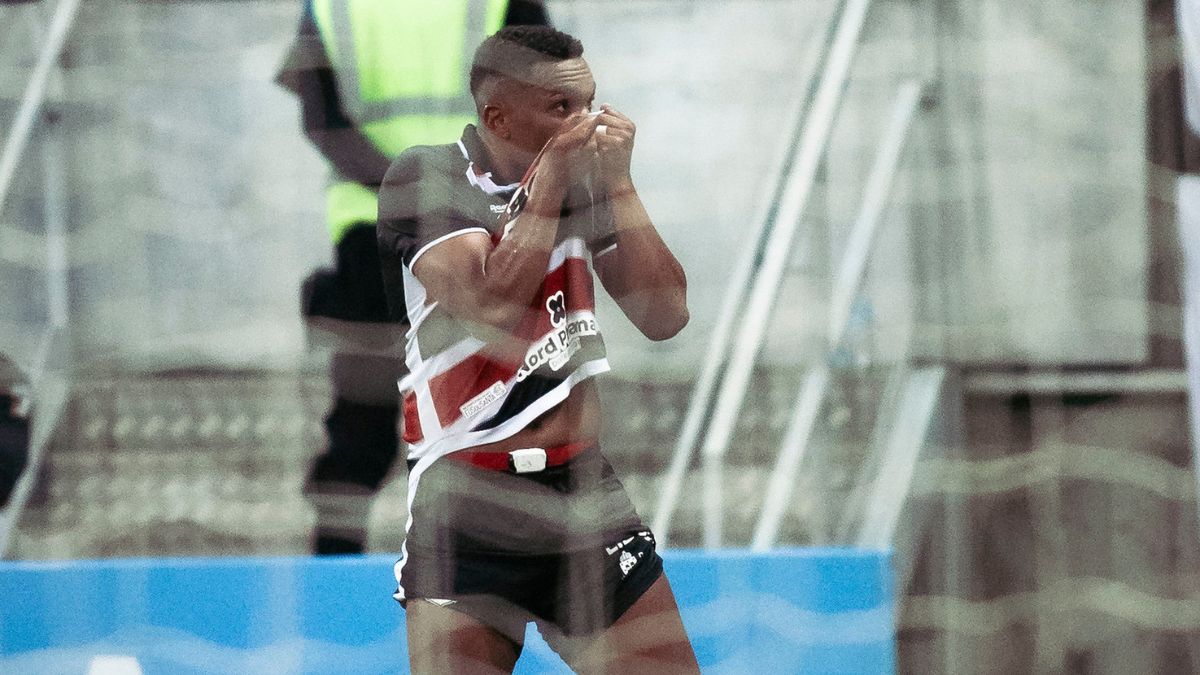 Eron, atacante do Santa Cruz, comemora gol contra o Caxias pela Série C