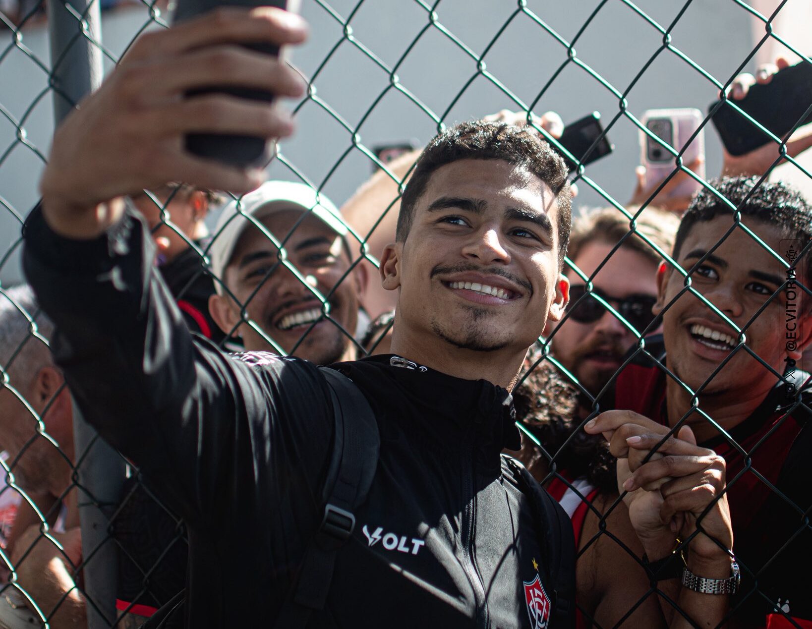 Aeronego: Torcida do Vitória comparece ao aeroporto de Salvador antes de viagem para decisão em Curitiba 1 Renê tira foto com torcedor - Foto: Divulgação/EC Vitória