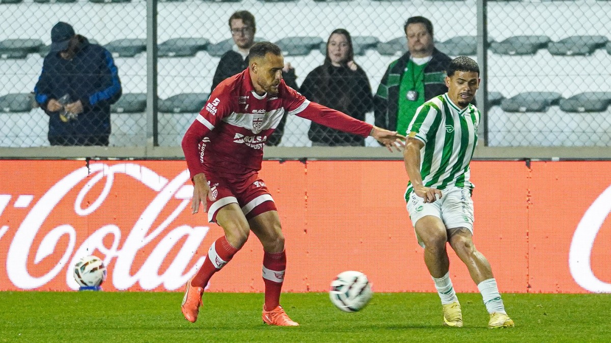 CRB sai na frente, mas desperdiça muitas chances e perde de virada para o Juventude pela Série B 1 Pedro Castro, volante do CRB, em jogo contra o Juventude pela Série B