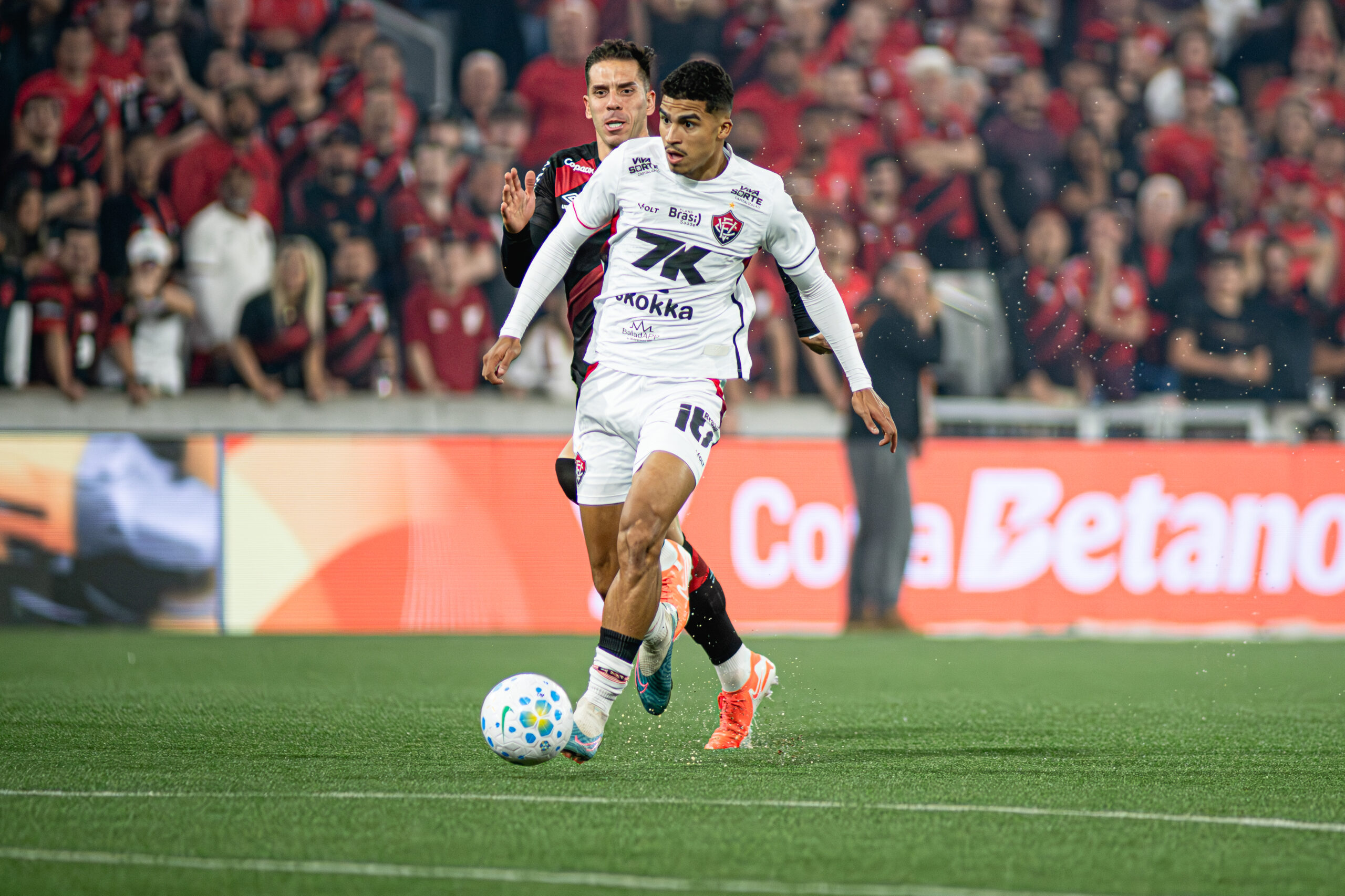 Renê carrega a bola - Foto: Victor Ferreira/EC Vitória