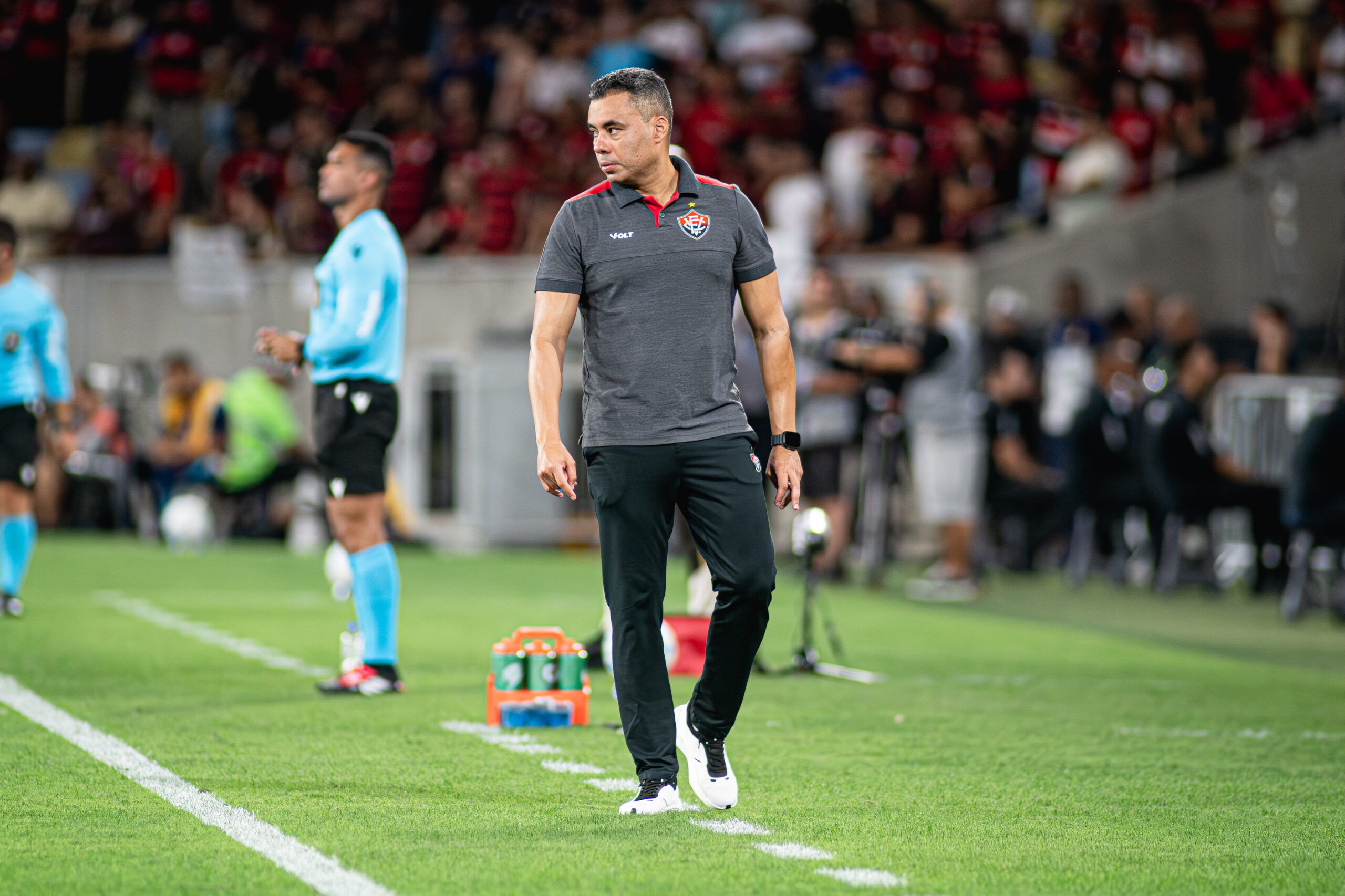 Jair Ventura lamenta derrota do Vitória para o Flamengo, mas reforça postura competitiva: “Nenhum jogo é descartável”