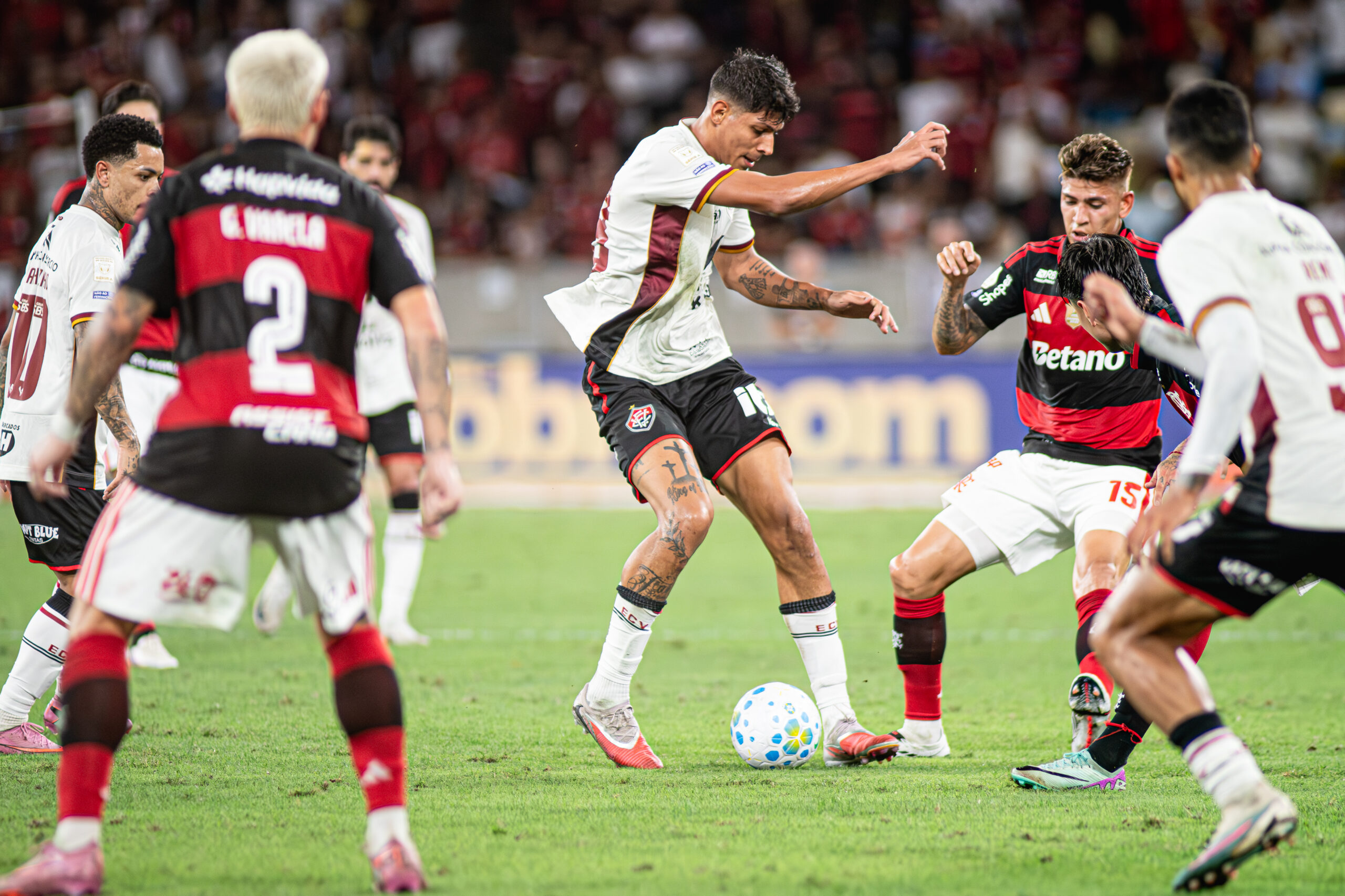 Vitória não aguenta pressão do Flamengo no Maracanã e perde mais uma como visitante nesta Série A