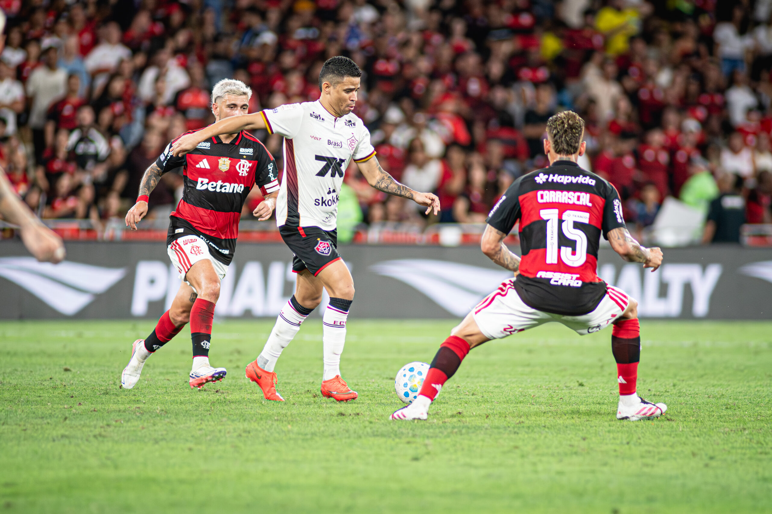 Vitória não aguenta pressão do Flamengo no Maracanã e perde mais uma como visitante nesta Série A 1 Erick tenta passe - Foto: Victor Ferreira/EC Vitória