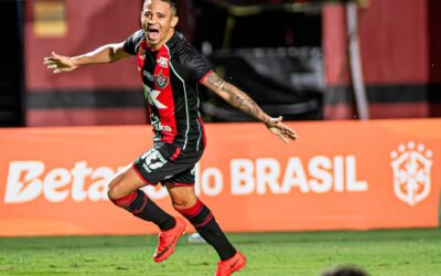 Em noite histórica no Barradão, Vitória goleia o Athletico-PR e avança para as quartas de final da Copa do Brasil
