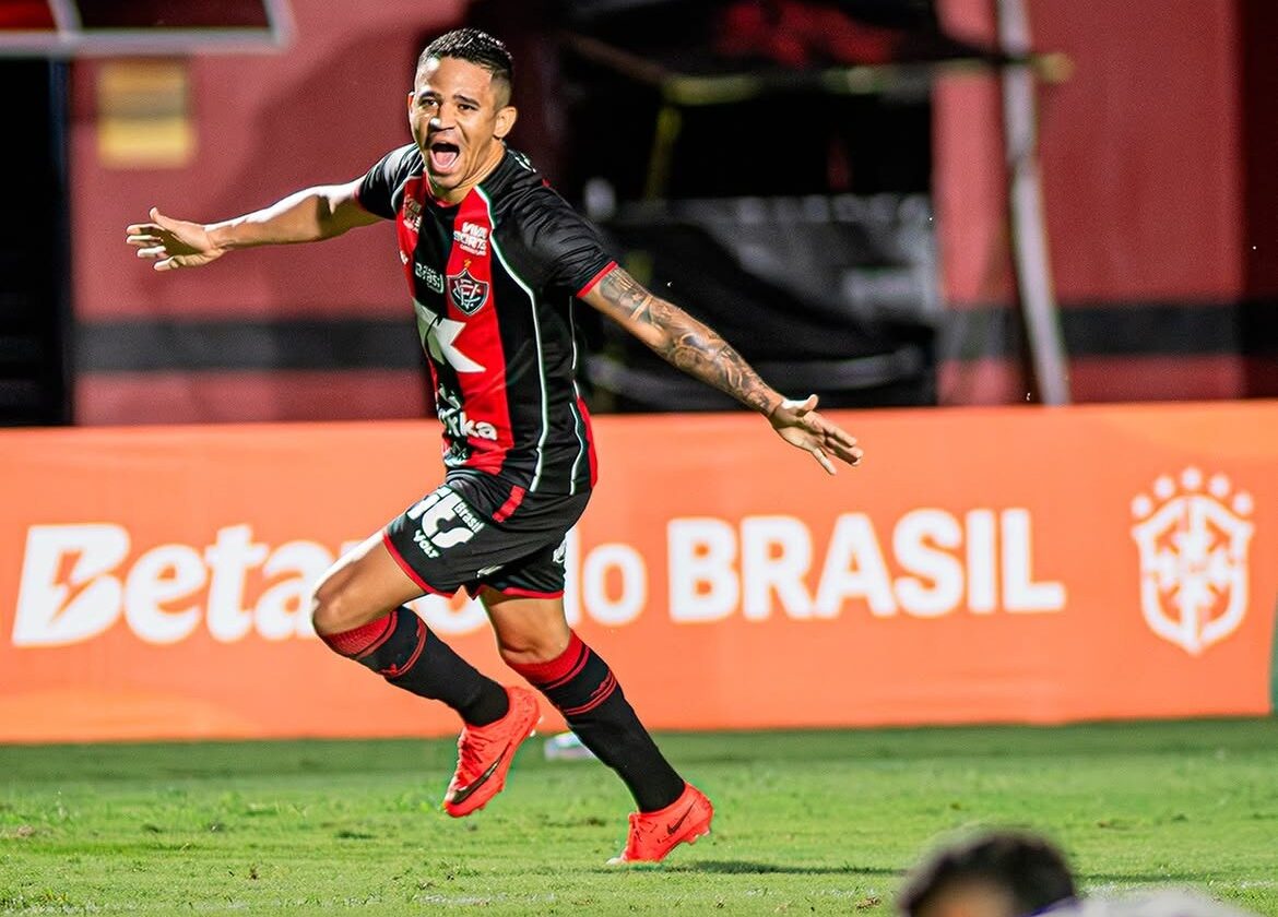 Em noite histórica no Barradão, Vitória goleia o Athletico-PR e avança para as quartas de final da Copa do Brasil