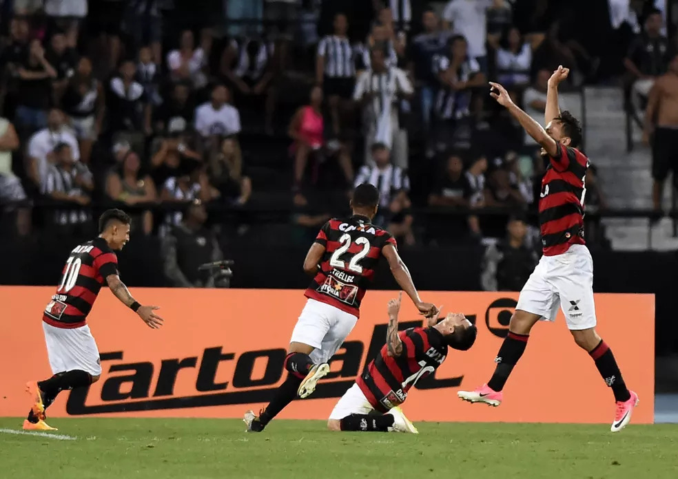 Pedra no sapato? Vitória tenta quebrar jejum de 12 anos sem vencer o Botafogo como mandante 1 Última vitória do Leão da Barra contra o Botafogo foi em 2017 - Foto: André Durão
