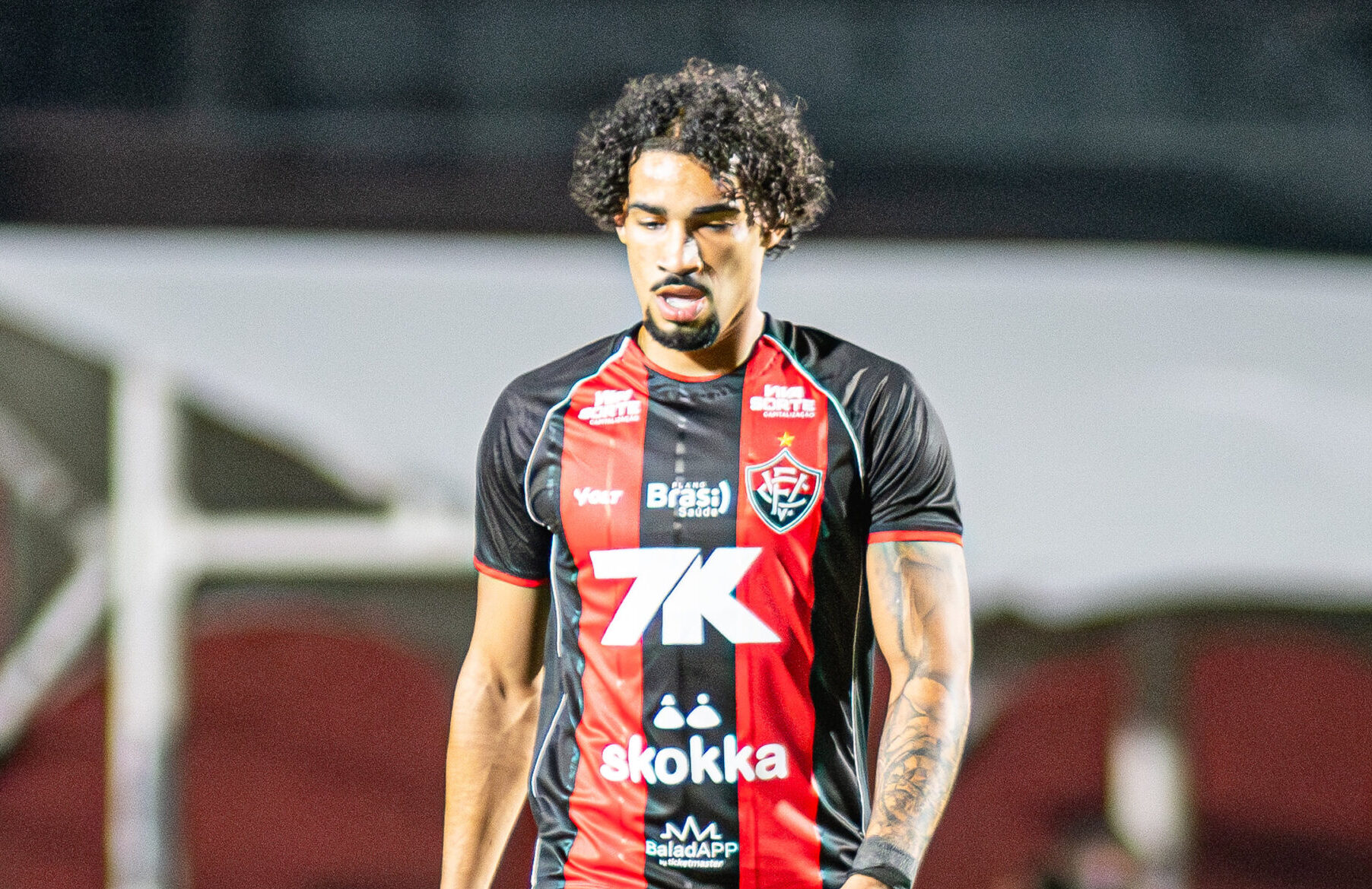 Vitória sofre novo transfer ban por dívida envolvendo atacante e não pode registrar novos jogadores